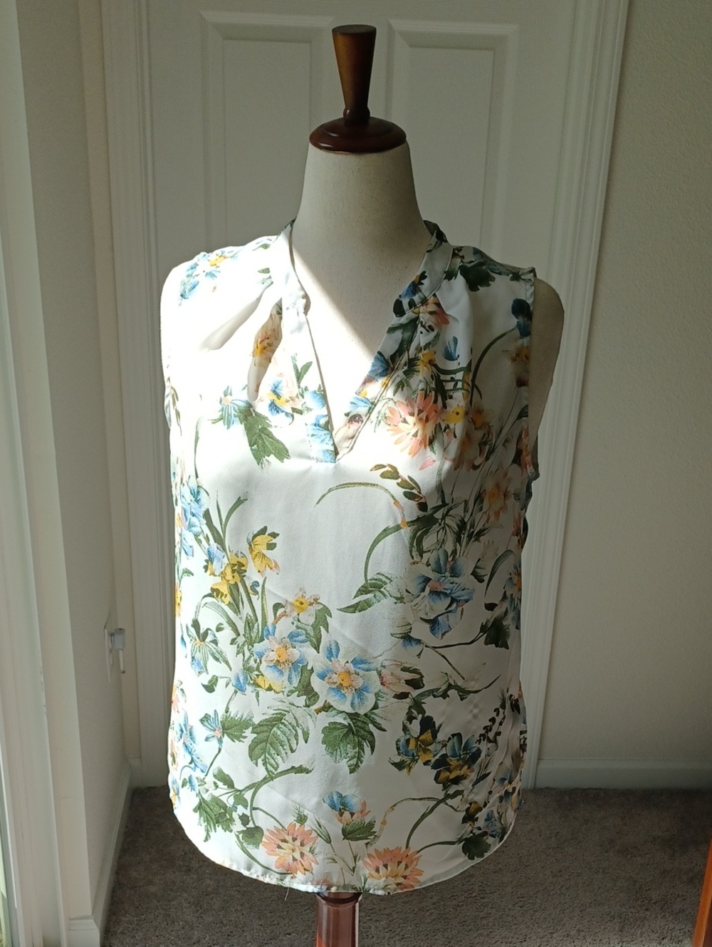 Violet & Claire White Floral V-Neck Sleeveless  Camisole Large